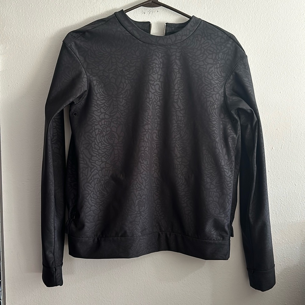 Lululemon departure top